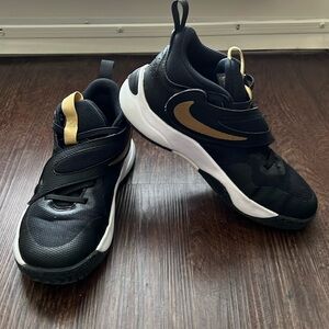Nike Team Hustle D11 Low Black Metallic Gold US : 2.5Y